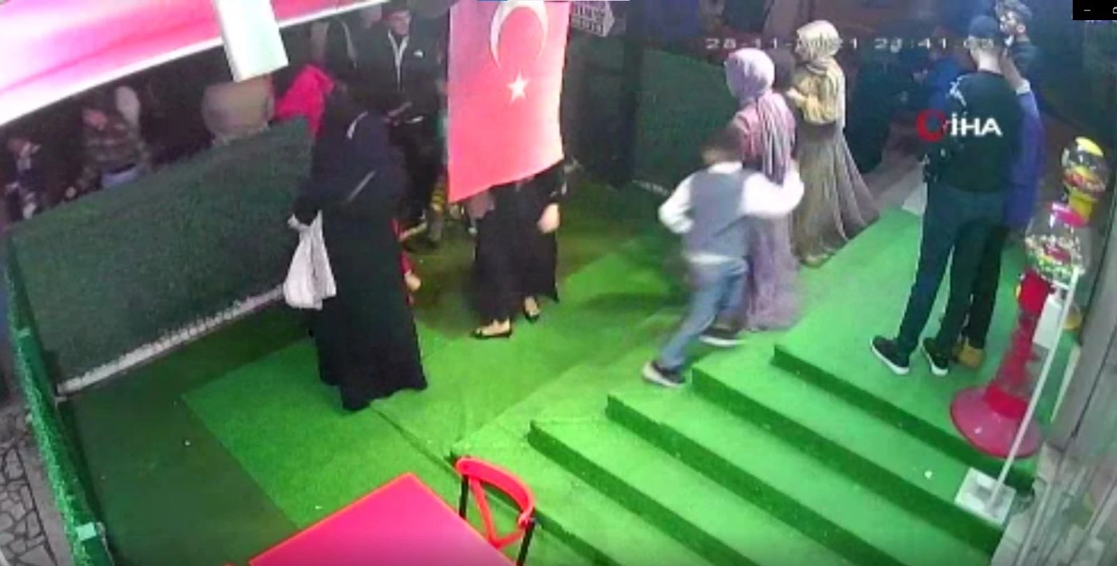 Ambulansı durdurup 'onu bırak bunu al' diyen hasta yakınları sağlık çalışanını darp etti